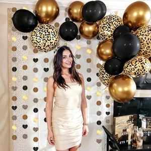 Vue détaillée de décoration de fête avec des ballons léopard et une guirlande en papier.