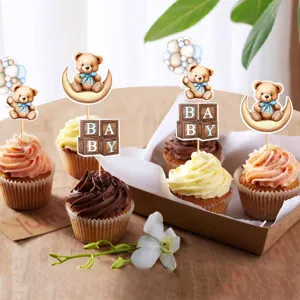 Gros plan détail de jolies décorations de cupcakes ourson avec des blocs et des ballons.