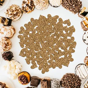 Coriandoli da tavola a cuore leopardati per decorazioni festa di compleanno tema giungla.