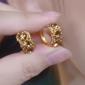 Elegante retro ohrclips mit rauchbraunen kristallen, stilvolles goldfarbenes herbst detail.