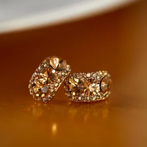 Exquisite vintage Champagner Kristall Strass Ohrringe Detail, elegantes warmes Ohrringdesign.