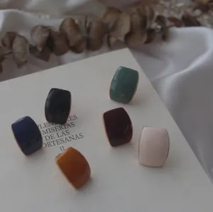Ensemble de boucles d'oreilles rectangulaires rétro, bijoux géométriques vintage chic.