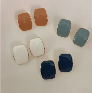 Détails en gros plan de boucles d'oreilles rectangulaires rétro en différentes couleurs chic.