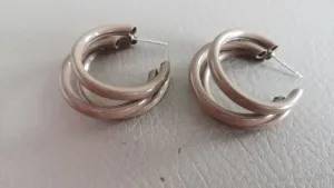 Modische mehrschichtige C-förmige Creolen in taupefarbenem Metall, vielseitiger Schmuck.