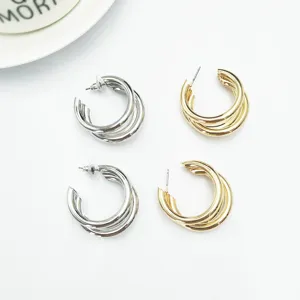 Mehrschichtige C-förmige Metall-Creolen, goldener und silberner Modeschmuck für Damen.