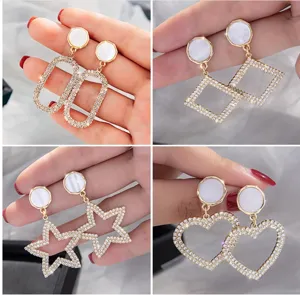 Gedetailleerd overzicht van geometrische strass oorbellen met parelmoer top voor dames.
