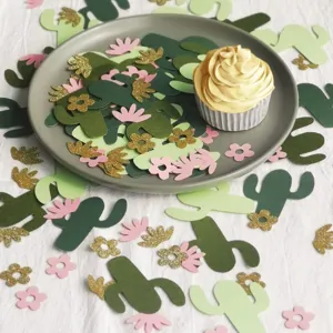 Groene cactus papier confetti tafeldecoratie voor babyshower en feestelijke sfeer.