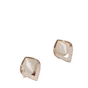 Exquisite S925 silver needle Korean cat-eye diamond geometric earrings, stylish details.