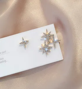 Detailansicht der asymmetrischen Stern Strass Ohrringe mit funkelnden Kristallen für Damen.