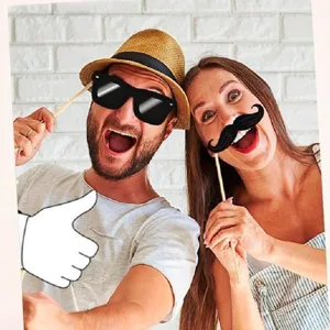 Party-Fotoautomaten-Requisiten Detail mit lustigen Artikeln wie Brillen und Schnurrbärten.