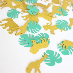Gouden glitters jungle dieren en groene monstera bladeren confetti voor verjaardag feest tafel