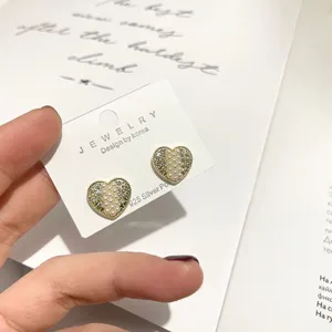 Orecchini cuore perla strass perno argento vista dettagliata, design elegante.
