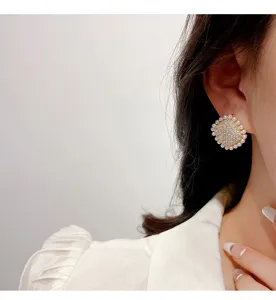 Orecchini a perno quadrati con perle e strass dettaglio, elegante design di lusso.