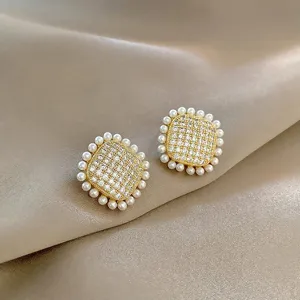 Eleganti orecchini quadrati in strass con bordo di perle per donna stile moderno daily