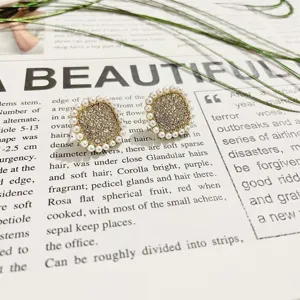 Orecchini quadrati con perle e strass design dorato, gioielli di modo chic ed eleganti.