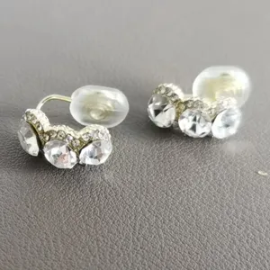 Nahaufnahme Detail von glitzernden Kristall Strass Ohrclips für nicht durchstochene Ohren.