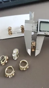 Vintage warme Töne Kristall Ohrringe und Clip-Ohrringe Detailansicht mit Messschieber.