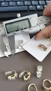 Detaillierte Nahaufnahme von Vintage Kristall Strass Ohrringen mit exakter Größenmessung.