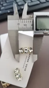 Elegante Strass-Ohrstecker mit Dreifach-Stein-Design und praktischer Präsentationskarte.