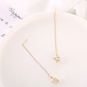 Elegante vergoldete lange Ohrketten mit funkelnden Sternen und klaren Zirkonia Anhängern.