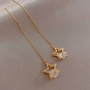Detailansicht eleganter goldener Stern Ohrfaden, funkelnd mit funkelnden Zirkonia Kristallen.