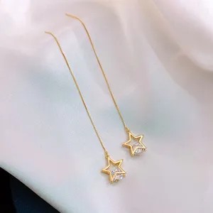 Minimalistische goldfarbene Stern Langohrringe mit funkelnden Zirkonia Steinen verziert.