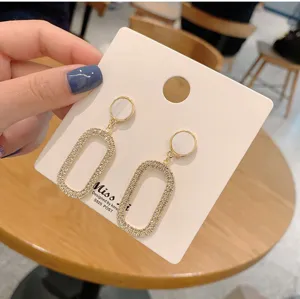 Elegante geometrische strass oorbellen voor vrouwen, stijlvolle zilveren naald sieraden.