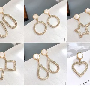 Koreaanse geometrische strass oorknopjes met fonkelende kristallen en parelmoer stekers.