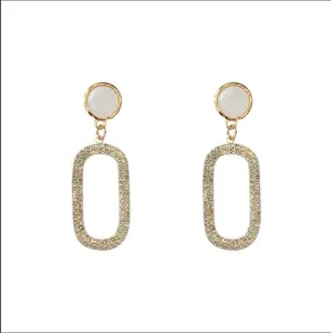 Stijlvolle goudkleurige geometrische ovale strass oorbellen met witte ronde top voor dames.