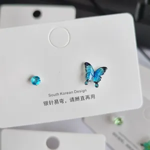 Exquisite asymmetrische blaue Schmetterling und runder Zirkon Ohrstecker Detailansicht.