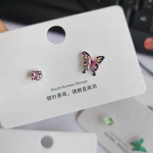 Modische asymmetrische Schmetterlings-Ohrstecker mit rosa Kristall für Damen und elegante Mädchen.