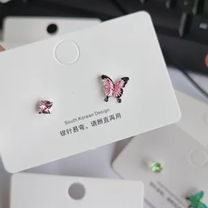 Asymmetrische Ohrstecker mit rosa Kristall und Schmetterling, minimalistischer Schmuck.