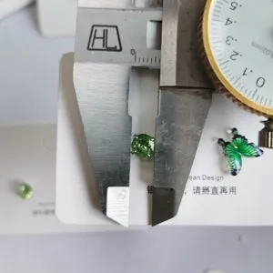 Grüner Kristall Schmetterling Ohrring Detailaufnahme mit präziser Größe und tollem Design.