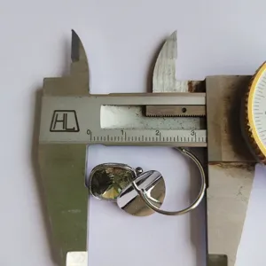Nahaufnahme Detail von silbernen Kristall Ohrringen gemessen mit einem präzisen Messschieber.