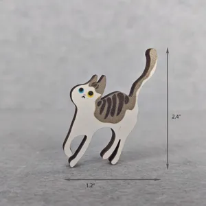 Vista detallada de la figura de gato de madera pieza de puzle con diseño rayado y ojos bicolores.