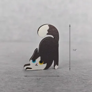 Detalle de estatuilla de gato de madera con ojos bicolores y dimensiones compactas.