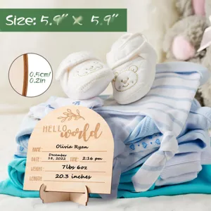 Ensemble de plaque de naissance en bois pour bébé avec chaussures et vêtements pour les souvenirs.
