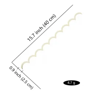 Vista detallada de la moldura de madera ondulada con longitud de 40cm para la decoracion.