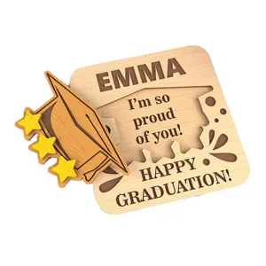 Vista detallada de tarjeta de graduación de madera con texto grabado y decoración 3D.