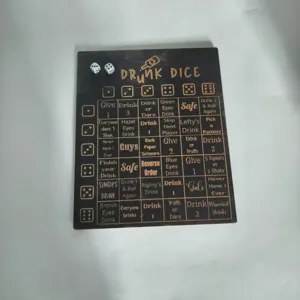 Tablero de juego de beber de madera con dados para fiestas divertidas entre adultos.