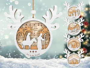 Detailopname van gelaagd houten kersthangornament met kerststalscène en bladmuziekontwerp.