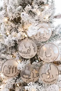 Houten acryl kerstboom hangende ornament gedetailleerd festival decor detail aanzicht