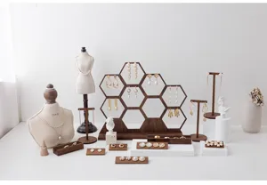 Supporto per esposizione di orecchini in legno retrò set per vetrina di negozi e fotografia.