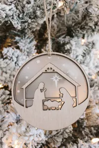 Houten acryl kerstboom hangend ornament met kerststal scène ontwerp en rustiek touw.