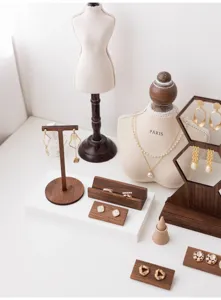 Set di espositori per gioielli vintage in legno, ideale per orecchini, anelli e collane.