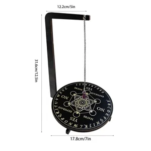 Vue détaillée de la planche de pendule en bois montrant les dimensions et le support en cristal.