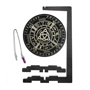 Ensemble de planche de pendule en bois avec collier en cristal et support pour la divination.