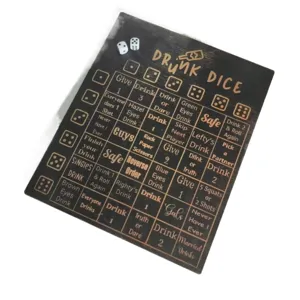 Juego de beber de madera tablero con dados para entretenimiento de fiesta de adultos vista principal.