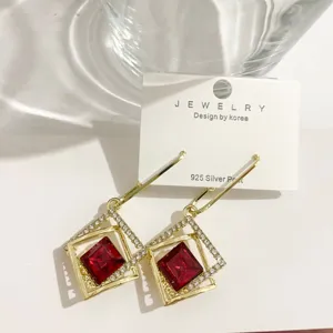 Elegante geometrische rote Kristall Ohrringe mit 925 Silber Stift, Luxus Schmuck Detail.