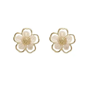 Gold-rimmed pearl flower stud earrings, elegant minimalist minimalist floral jewelry for women.